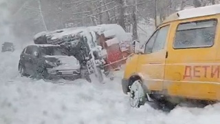 Массовые ДТП на Кукуинском перевале на Алтае из-за снегопада / Кадр из видео