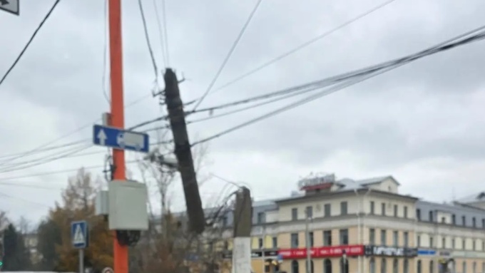 Столб накренился в центре Барнаула 
 Фото: читатель amic.ru