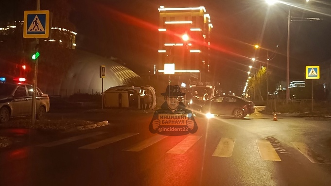Автомобиль ППС перевернулся / Фото: паблик "Инцидент Барнаул" 