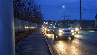 Автомобили в темное время суток/ Фото: amic.ru, Екатерина Смолихина