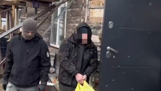 Задержание мужчины / Скриншот из видео "Оперативные сводки"