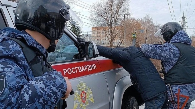 Мужчину задержали и доставили в отдел полиции / Фото: Росгвардия по Новосибирской области
