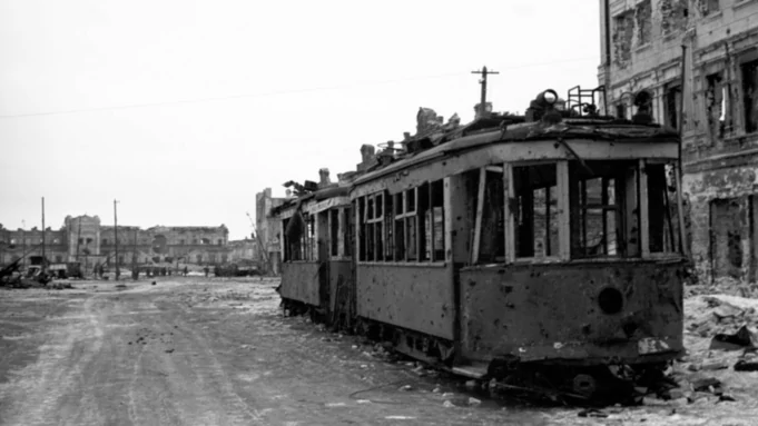 Оборона Сталинграда, осень-зима 1942 года. Разбитый трамвай одной из улиц Центрального района после артобстрела / Фото: А. Красавин / ТАСС