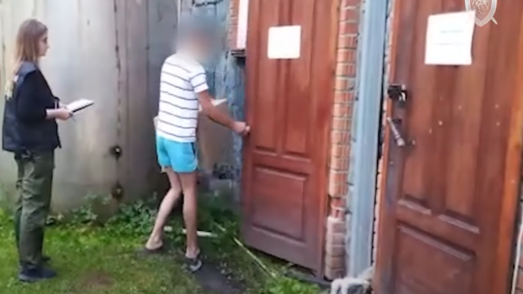 Скр кам на. Скр скр скр. Школьный тавлетскрытая. Скр кам на. Надругался над мальчиком.