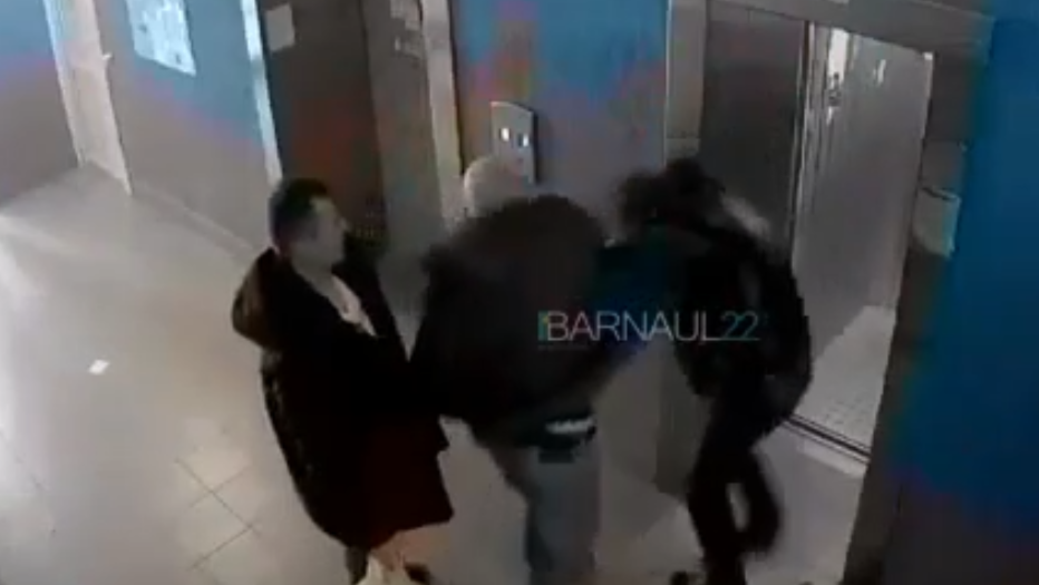 Видео где людей зажали в углу. Барнаульские школьники избили. Человек избил собаку в лифте.