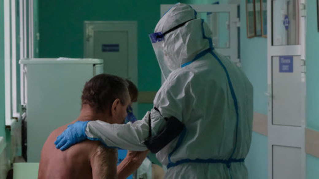 джентльмен снимает перчатки. медики против вакцинации. человек в медицинской маске. пациенты онкологического отделения. человек в медицинской маске арт.