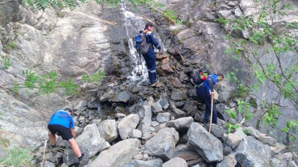 горный алтай туристка. горный алтай туристка. водопад куркуре горный алтай. красные ворота горный алтай акташ. гора баштала горный алтай.