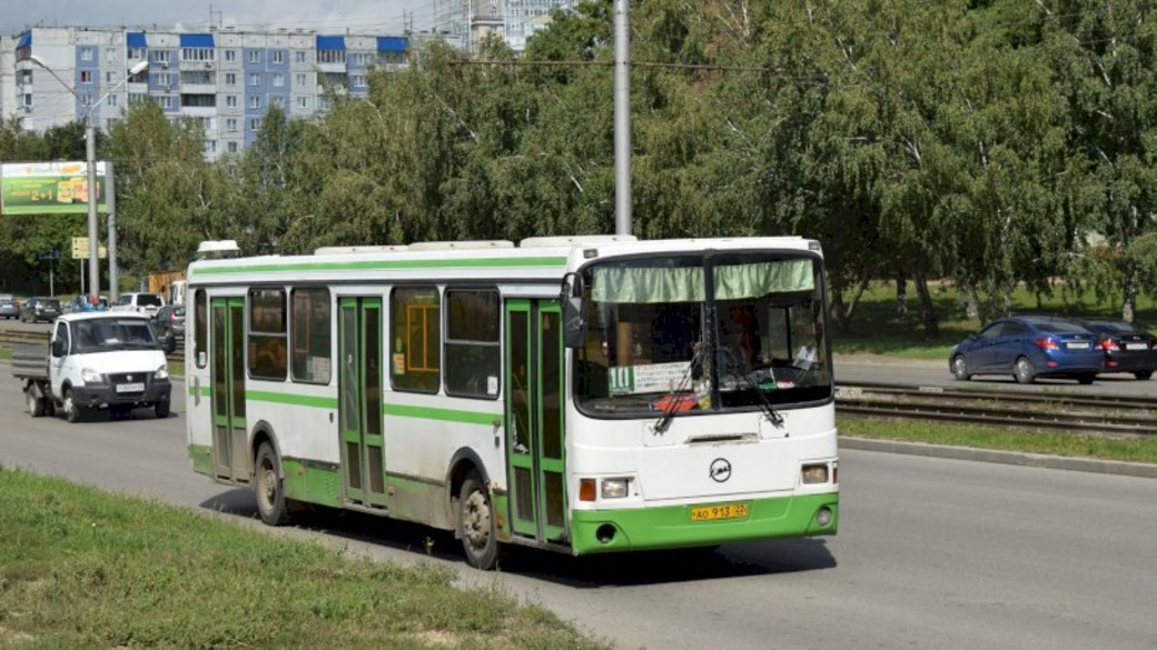 М автобус в час. Старые автобусы. 28 Автобус. Автобус 10. 203 Маршрут Барнаул.