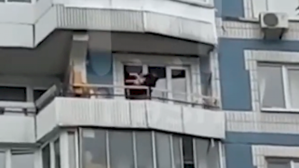 Женщина на балконе. Скинули с балкона. Спецназовец падает с окна. Справляет нужду с балкона. Скинули с балкона.