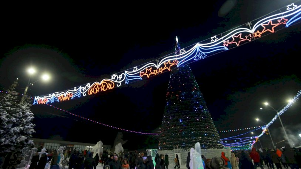 Елка в барнауле 2023 год. Площадь сахарова барнаул 2022 елка. Елка в барнауле 2022. Елка на сахарова барнаул 2022. Елка в барнауле 2023 год.