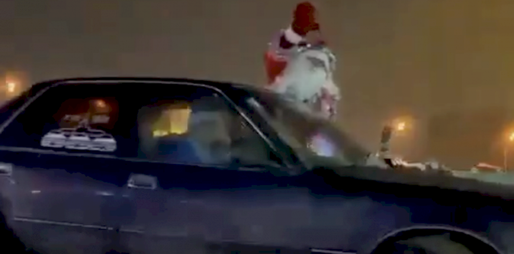 Водитель барнаул ру. Дед Мороз на машине. Дед Мороз выглядывает из окна. Дед Мороз и Снегурочка на машине. Видео Деда Мороза за окном машины.