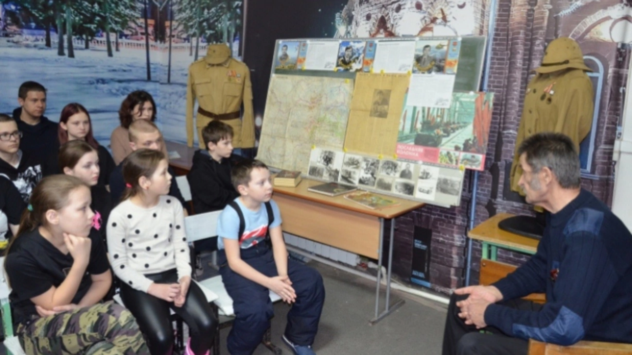 На Алтае для детей провели Урок мужества с разборкой-сборкой автомата ...