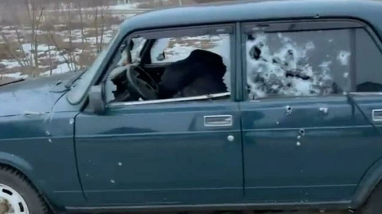 Куда делись террористы из крокуса. Украинские диверсанты расстреляли машину в Брянской области. Расстрелянный автомобиль. Обстрелянная машина. Обстрелянная машина в Брянске.