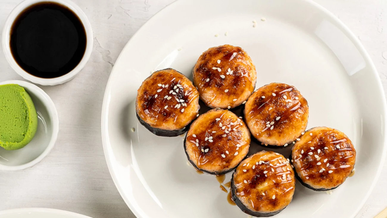 любовь и суши барнаул сайт. роллы на черной подложке. кафе суши роллы. любовь и суши барнаул сайт. фотосессия роллов стильные.