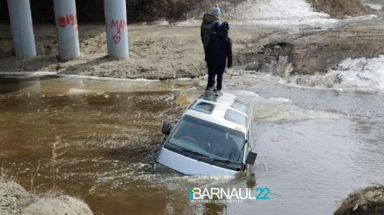 Утонул автобус барнаул. Затонувшие автомобили. Утонувшие машины слюдьм. Река Барнаулка.