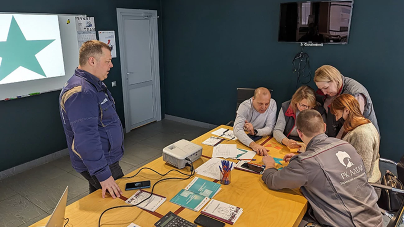 Коллектив цеха. Девушка рабочей профессии. Пять работниц завода. Работница на производство. Работница завода.