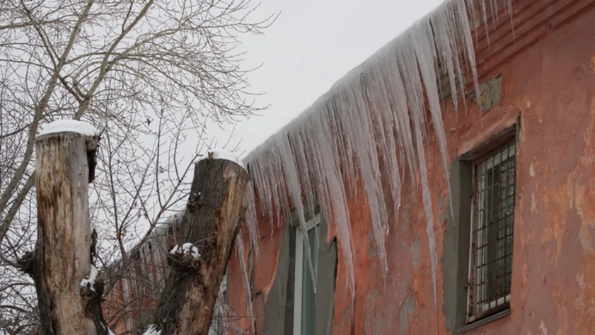 сосульки на проводах. сосульки на доме. сосульки растущие вверх. сосульки убийцы на крыше. наледь накрыши.