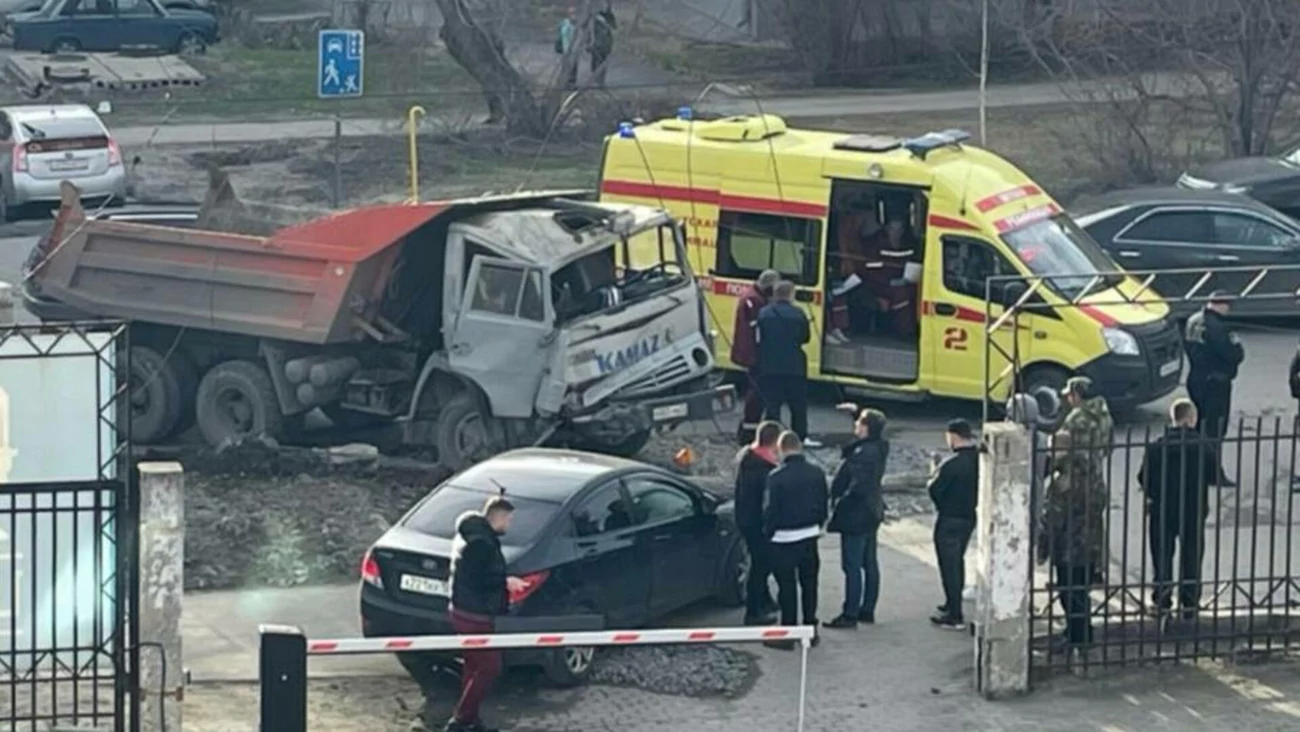 Три человека пострадали при столкновении КамАЗа и \"Соляриса\" в Барнауле