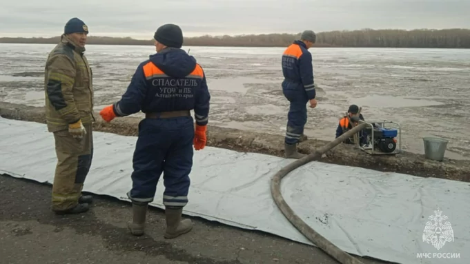 Работа спасателей во время паводка / ГУ МЧС России по Алтайскому краю
