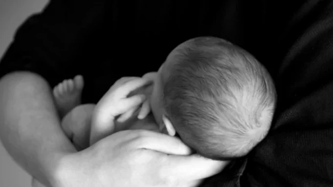 Младенец на руках / Фото: pxhere.com