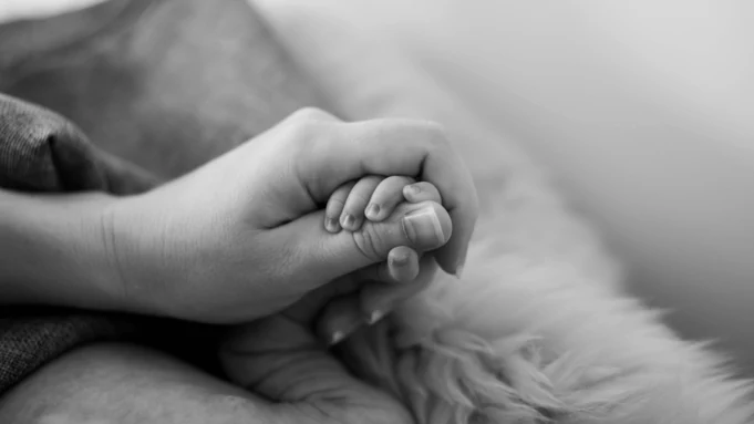 Мать держит за руку младенца / Фото: pixabay.com