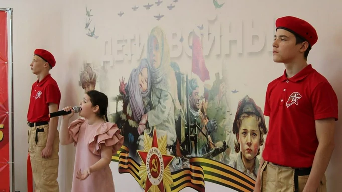 Акция "Лица Героев" в школе № 110 / Фото: пресс-служба партии "Единая Россия"