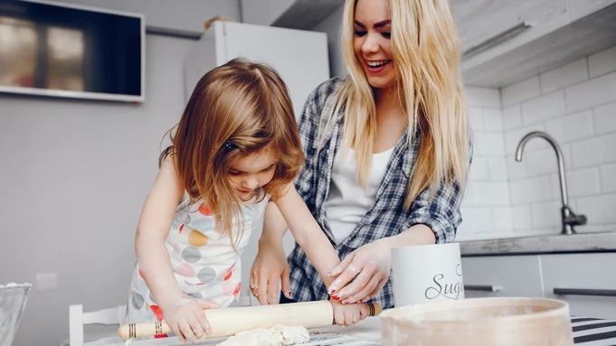 Испекли торт/<a href="https://ru.freepik.com/free-photo/beautiful-young-mother-with-her-little-daughter-is-cooking-kitchen-home_2533973.htm#fromView=search&page=1&position=3&uuid=dbcdf7c0-a84e-4edb-85ea-f33dfb4ced16">Изображение от prostooleh на Freepik</a>