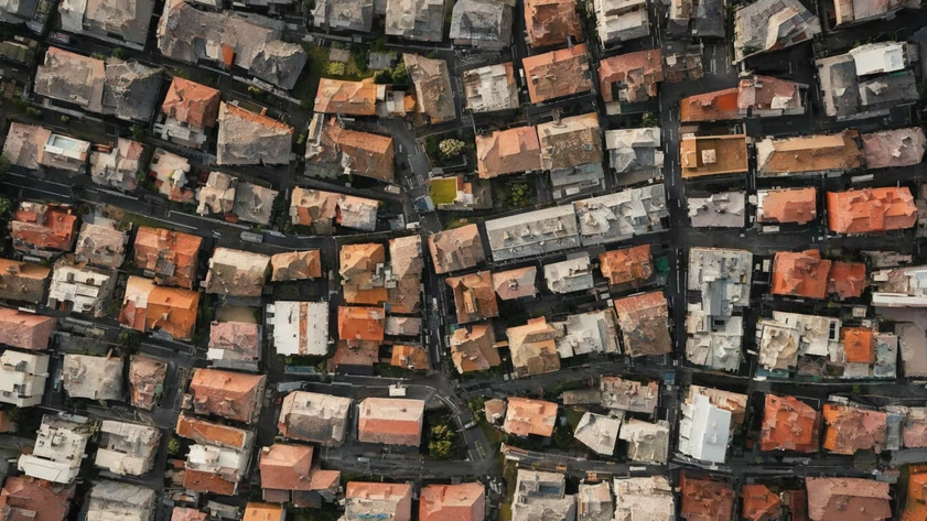 Дома в городе / Изображение сгенерировано ИИ FusionBrain.AI от Sber AI / amic.ru