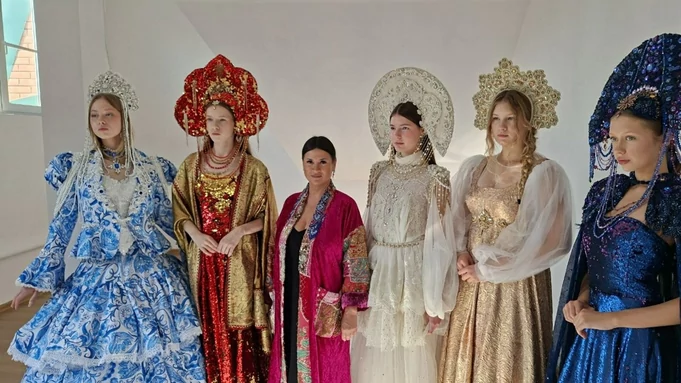 Юлия Квашнина и модели в ее нарядах / Фото: amic.ru