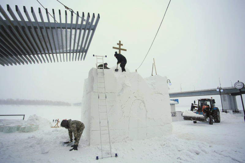  Строительство снежного городка на Речном вокзале/ Фото: Екатерина Смолихина