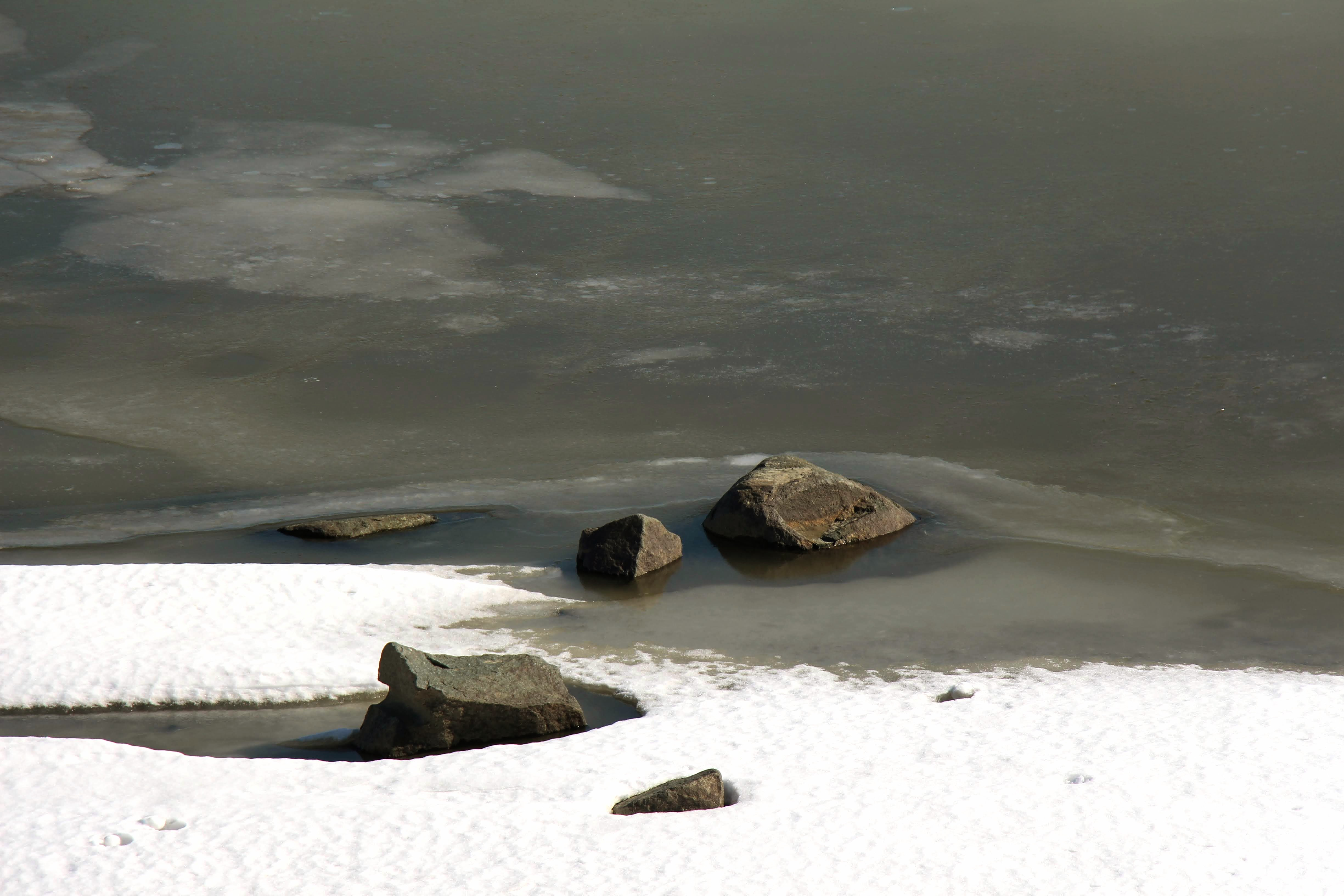 скрылись подо льдом большие и малые реки