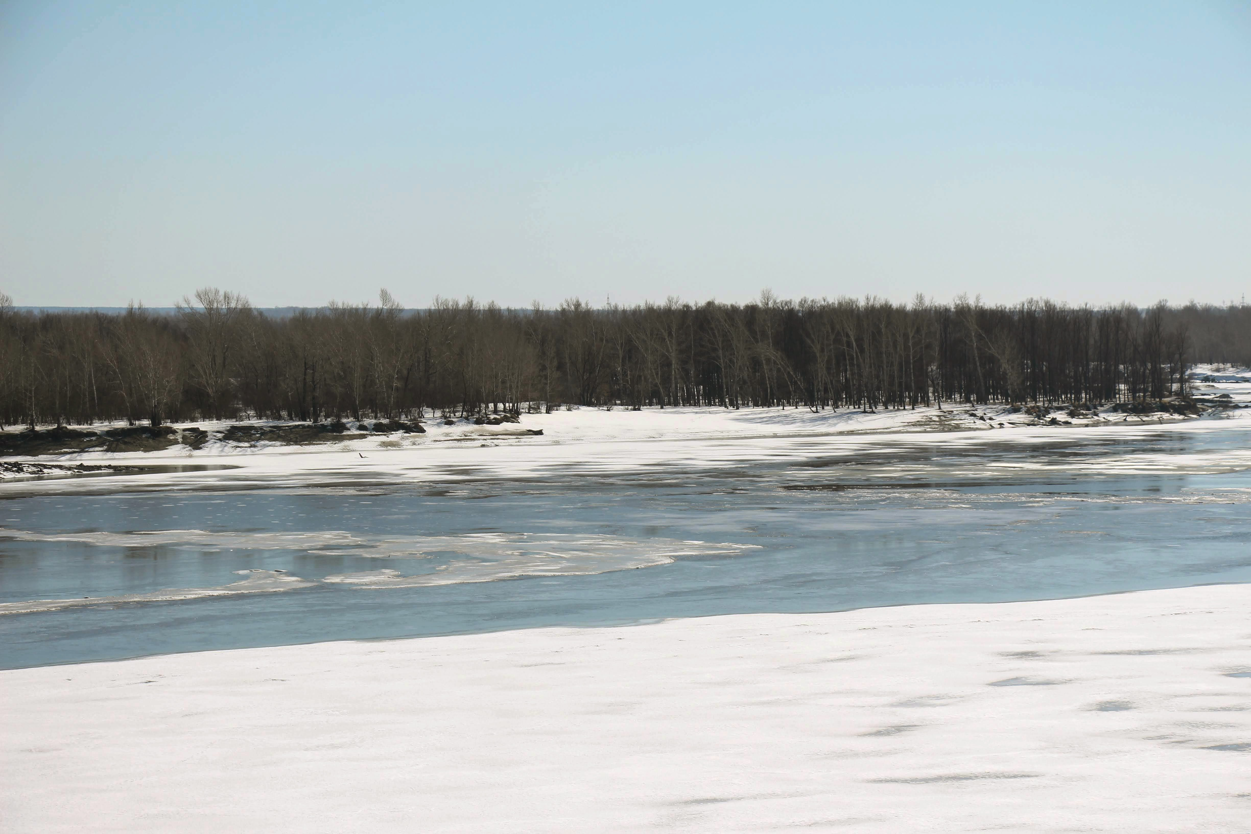Ледоход Обь 2023. На речке. Лед на реке. Речка подо льдом блестит. Ледоход обь 2024