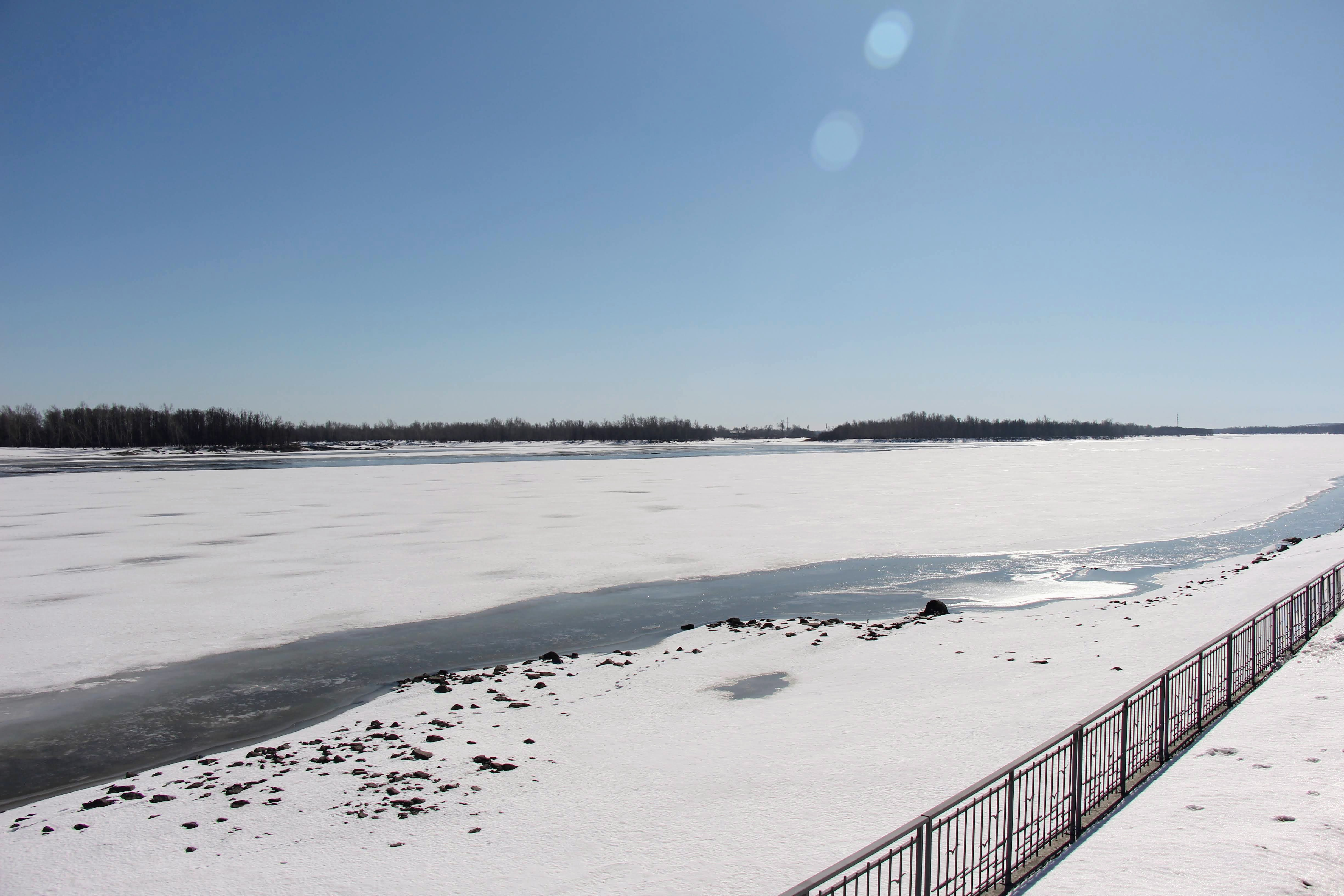 Лед на реке. Река Обь. На речке. Барнаул река Обь ледоход.