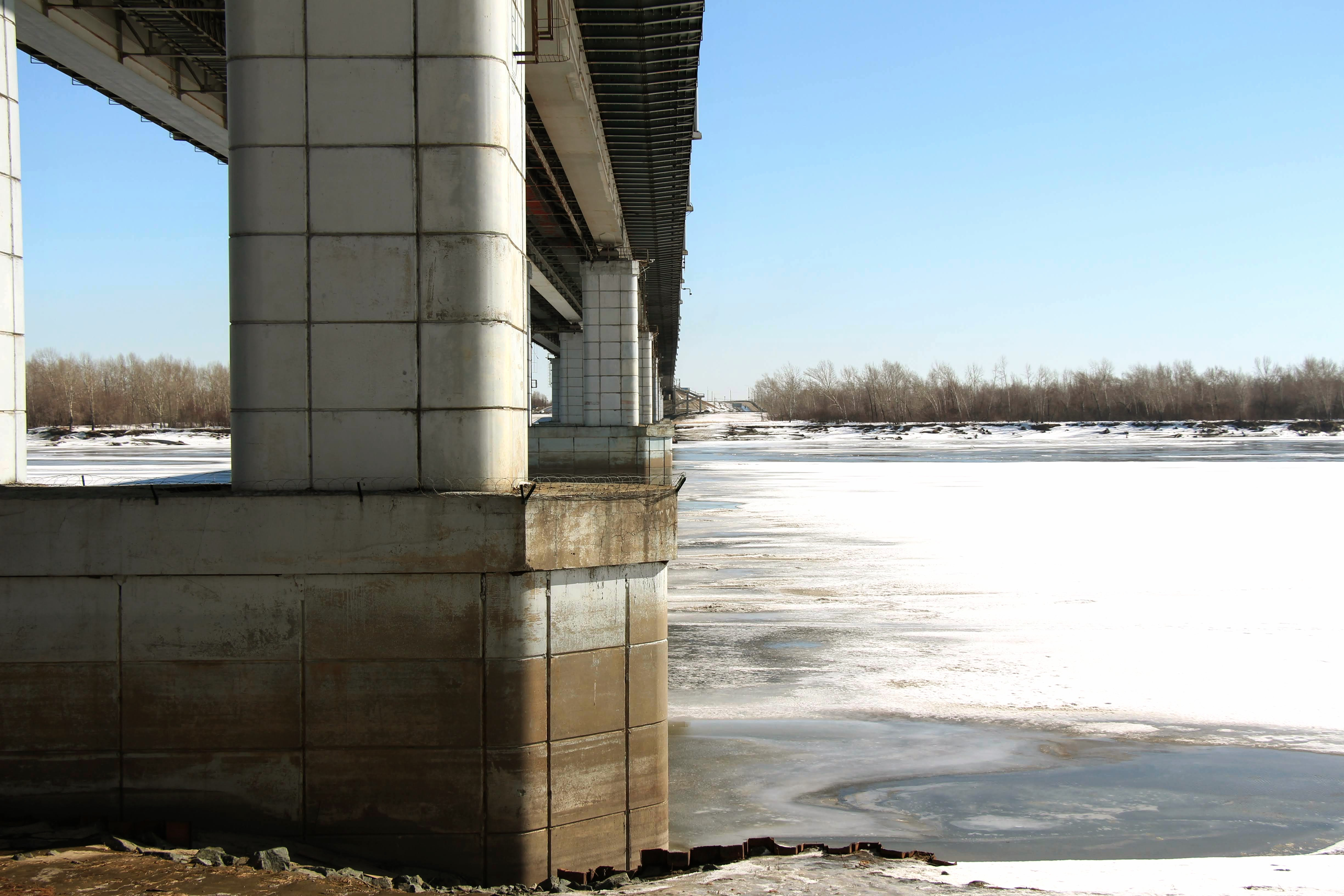 Когда ледоход в барнауле 2024. Ледоход в Кирове. Лед на реке. На речке. Речка с мостом.