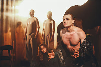    Особенная история. Как в Молодежном театре прошла премьера спектакля "Мария Стюарт"