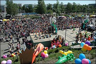 1 июня 2006 г, Барнаул   <P>Открытие детского праздника на пл.Сахарова</P>