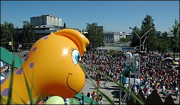 1 июня 2006 г, Барнаул   <P>Открытие детского праздника на пл.Сахарова</P>