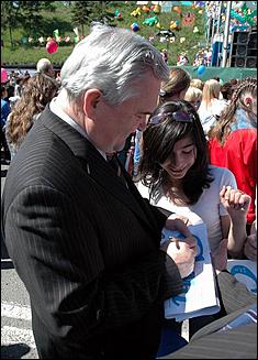 1 июня 2006 г, Барнаул   <P>Открытие детского праздника на пл.Сахарова</P>