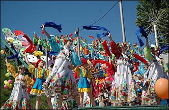 1 июня 2006 г, Барнаул   <P>Открытие детского праздника на пл.Сахарова</P>