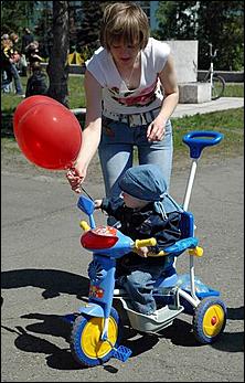 1 июня 2006 г, Барнаул   <P>Открытие детского праздника на пл.Сахарова</P>