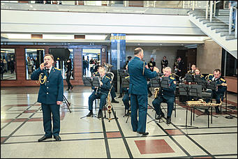 23 октября 2019 г., Барнаул. Екатерина Смолихина   Почетный караул, танцы и мини-копия памятника: как прошел праздничный концерт в честь 100-летия Михаила Калашникова