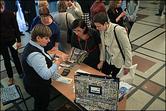 23 октября 2019 г., Барнаул. Екатерина Смолихина   Почетный караул, танцы и мини-копия памятника: как прошел праздничный концерт в честь 100-летия Михаила Калашникова