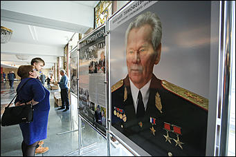 23 октября 2019 г., Барнаул. Екатерина Смолихина   Почетный караул, танцы и мини-копия памятника: как прошел праздничный концерт в честь 100-летия Михаила Калашникова