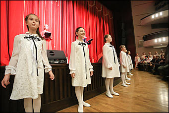 23 октября 2019 г., Барнаул. Екатерина Смолихина   Почетный караул, танцы и мини-копия памятника: как прошел праздничный концерт в честь 100-летия Михаила Калашникова