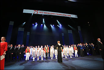 23 октября 2019 г., Барнаул. Екатерина Смолихина   Почетный караул, танцы и мини-копия памятника: как прошел праздничный концерт в честь 100-летия Михаила Калашникова