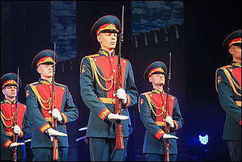 23 октября 2019 г., Барнаул. Екатерина Смолихина   Почетный караул, танцы и мини-копия памятника: как прошел праздничный концерт в честь 100-летия Михаила Калашникова