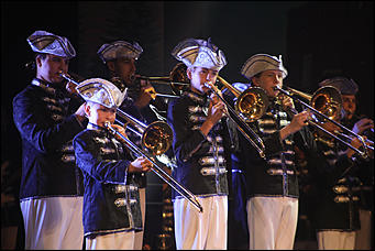 23 октября 2019 г., Барнаул. Екатерина Смолихина   Почетный караул, танцы и мини-копия памятника: как прошел праздничный концерт в честь 100-летия Михаила Калашникова