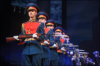 23 октября 2019 г., Барнаул. Екатерина Смолихина   Почетный караул, танцы и мини-копия памятника: как прошел праздничный концерт в честь 100-летия Михаила Калашникова