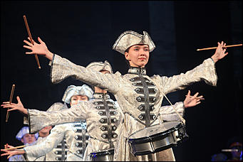 23 октября 2019 г., Барнаул. Екатерина Смолихина   Почетный караул, танцы и мини-копия памятника: как прошел праздничный концерт в честь 100-летия Михаила Калашникова