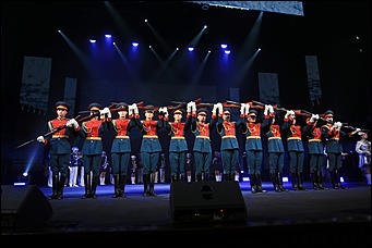 23 октября 2019 г., Барнаул. Екатерина Смолихина   Почетный караул, танцы и мини-копия памятника: как прошел праздничный концерт в честь 100-летия Михаила Калашникова